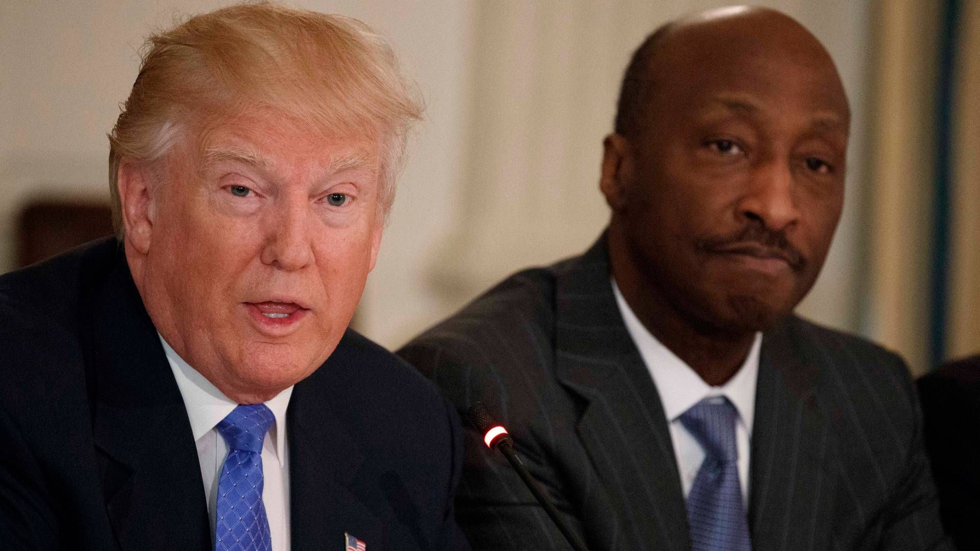 Kenneth Frazier, adm. direktør for Merck (til højre) forventer, at prispresset på medicin har nået toppen. Og Trumps nye skattereform vil bidrage yderelige til bedre tider for medicinalselskabet, mener han. | Foto: /ritzau/AP/Evan Vucci