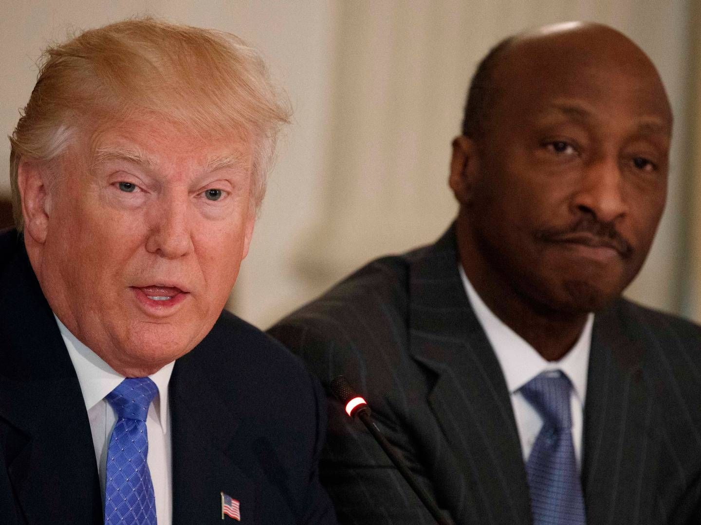 Kenneth Frazier, adm. direktør for Merck (til højre) forventer, at prispresset på medicin har nået toppen. Og Trumps nye skattereform vil bidrage yderelige til bedre tider for medicinalselskabet, mener han. | Foto: /ritzau/AP/Evan Vucci