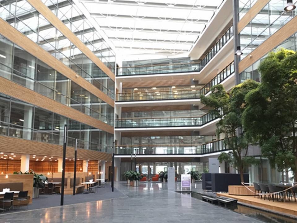 Tuborg Boulevard 12 var tidligere domicil for Microsoft Danmark. Ejendommen bliver nu ombygget til flere lejemål, der får fælles kantineområde og reception i stueplan. | Foto: PR