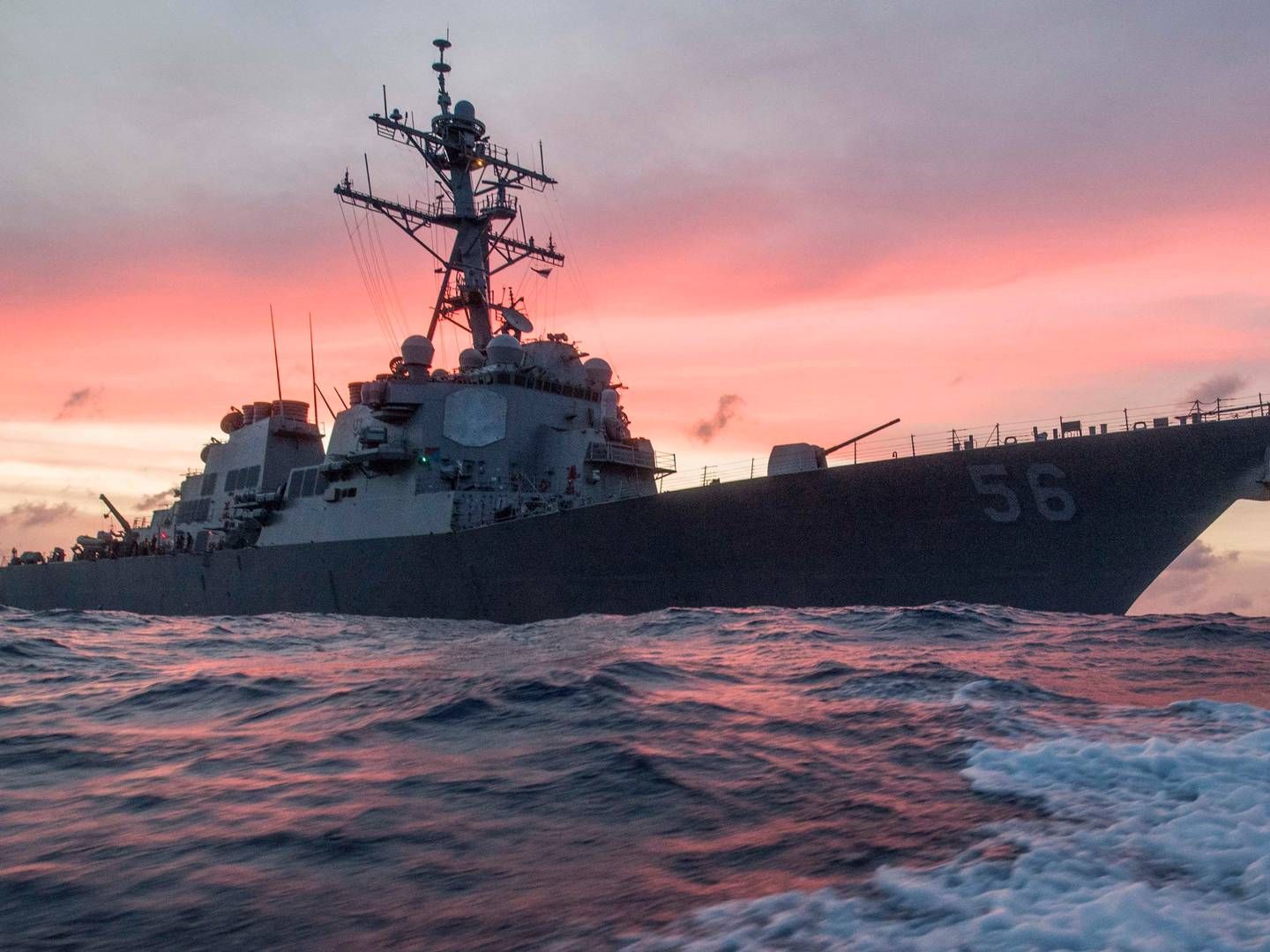 Den amerikanske destroyer USS John McCain, hvorfra ti besætningsmedlemmer savnes.