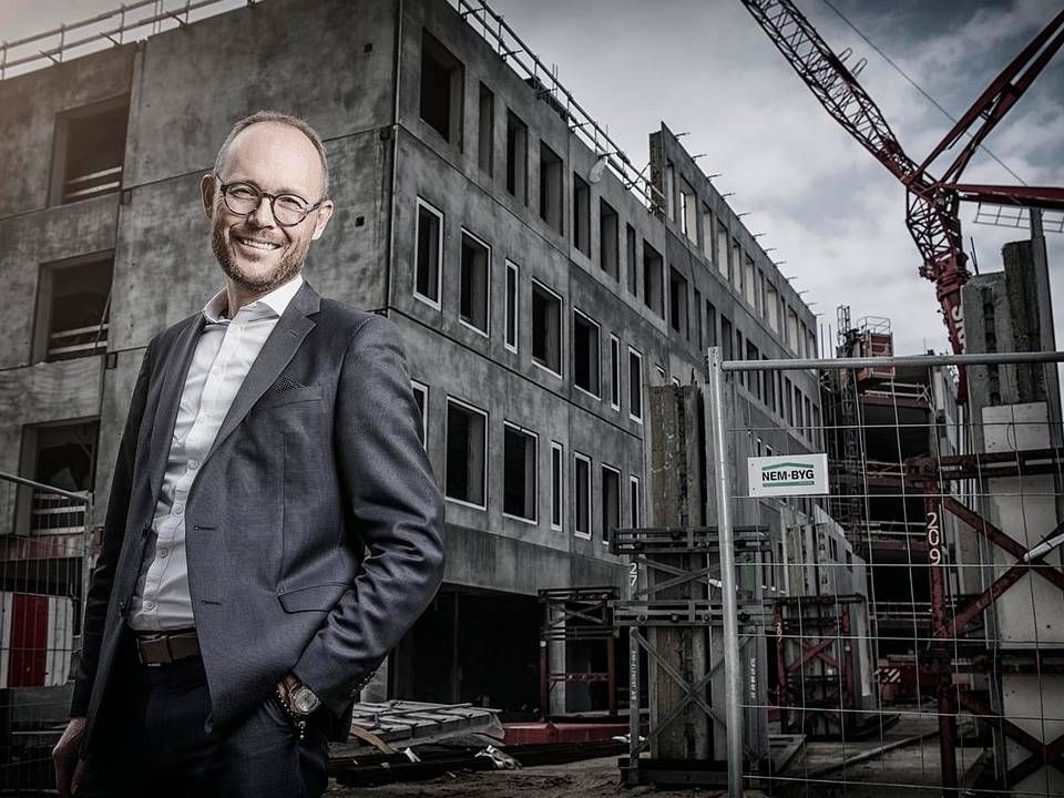 Henning Danielsen Dam, adm. direktør i Frøs Sparekasse. I baggrunden er Esbjerg Sygehus. | Foto: PR