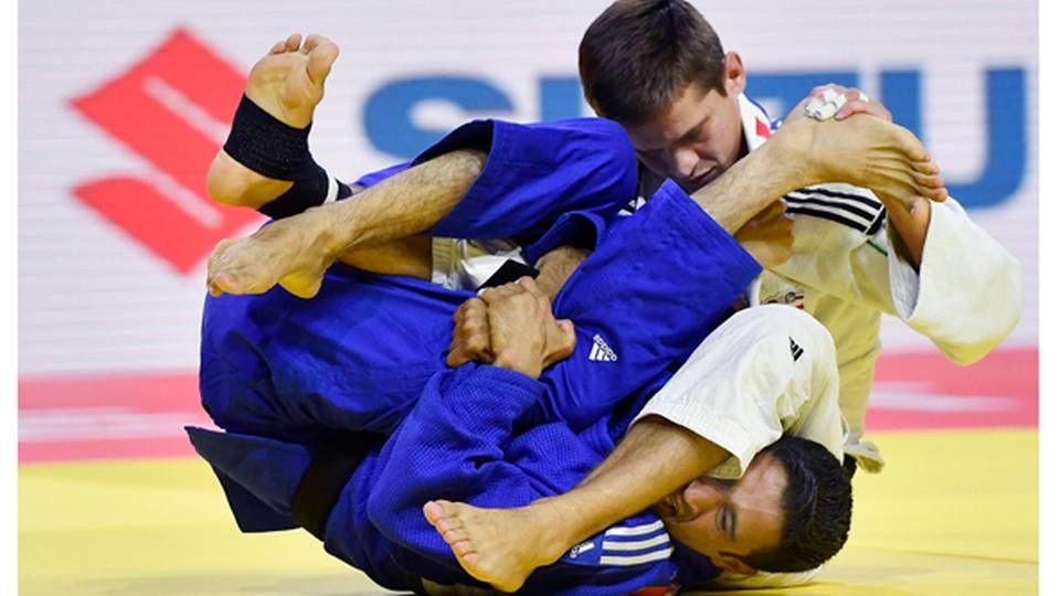 Vladimir Putin, Viktor Orban og Mongoliets præsident Khaltmaagiin Battulga overværede VM i Judo sammen. Her er det dog kroaten Bernard Azinovic, der rykker jordanske Ghaith Salman rundt på måtten. | Foto: /ritzau/Tibor Illyes/AP