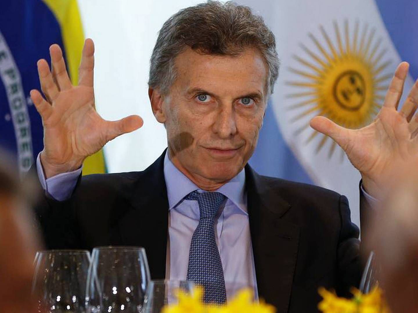 Argentinas præsident Mauricio Macri har siden sin tiltræden i december 2015 kæmpet for at gøre eksporten af oksekød til en af grundpillerne i en genrejsning af den argentinske økonomi. Nyeste tiltag er at udstyre argentinske køer med mikrochip.