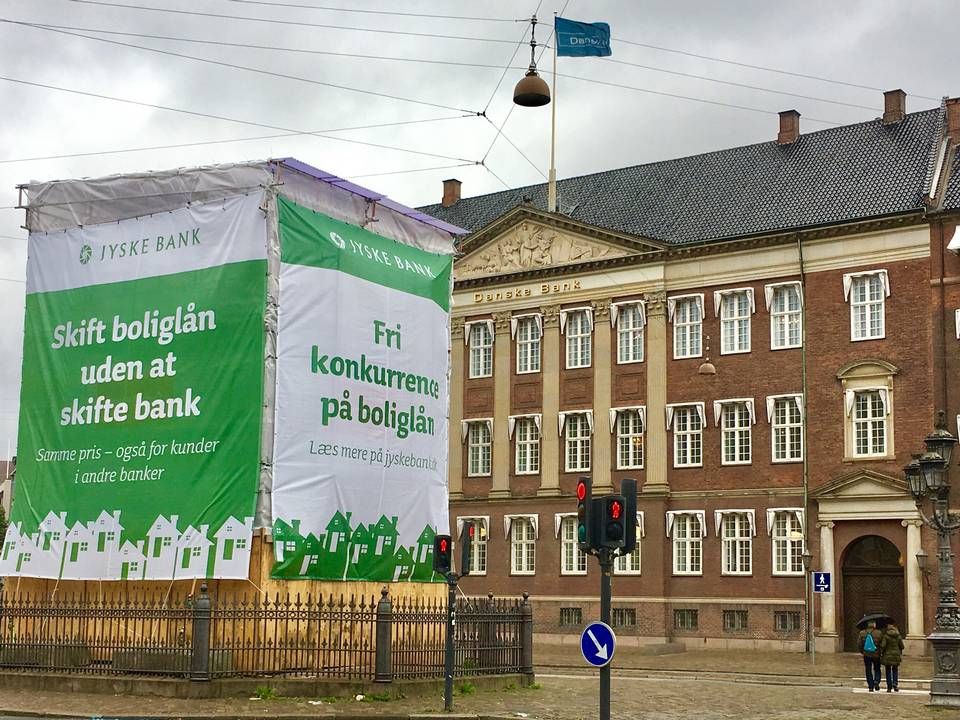 Jyske Bank hylder i disse dage konkurrencen foran Danske Banks hovedsæde på Kgs. Nytorv i København med en stor reklame for sine bankboliglån, der hovedsageligt fundes via BRF Kredit. | Foto: Daniel Hedelund