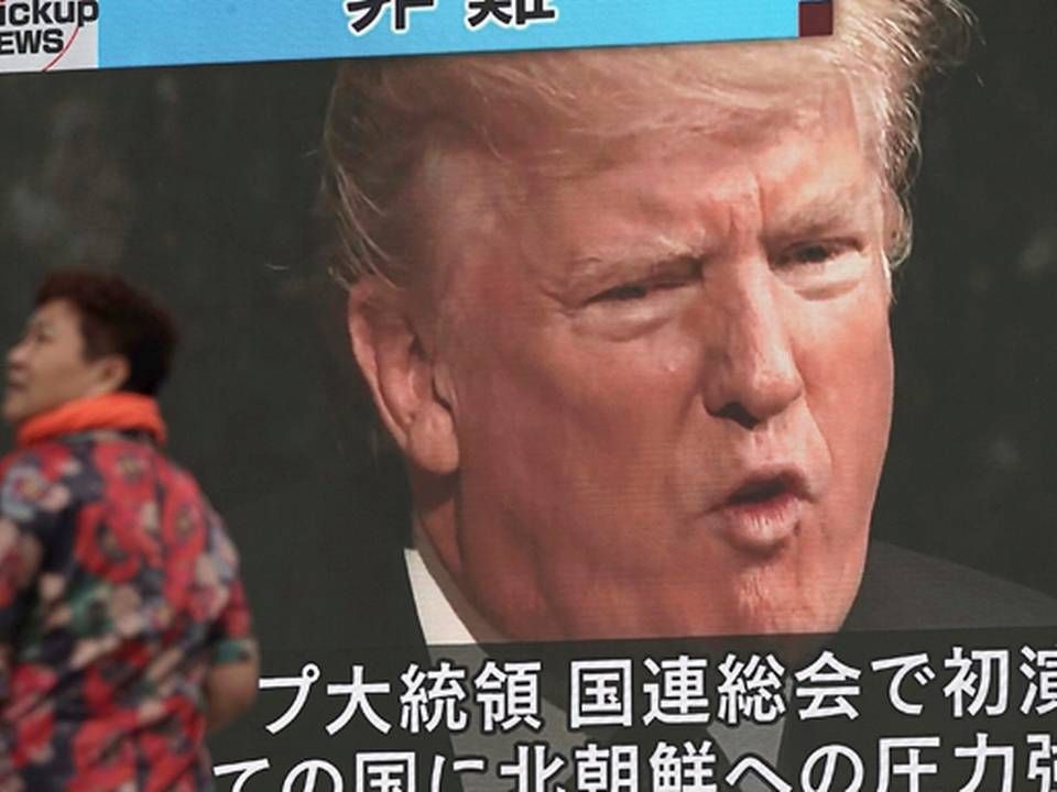 Den amerikanske præsident, Donald Trump, talte igår i FN, hvor hans hovedfokus var på konflikten med Nordkorea. Her transmitteres talen i Japan. | Foto: /ritzau/AP/Eugene Hoshiko