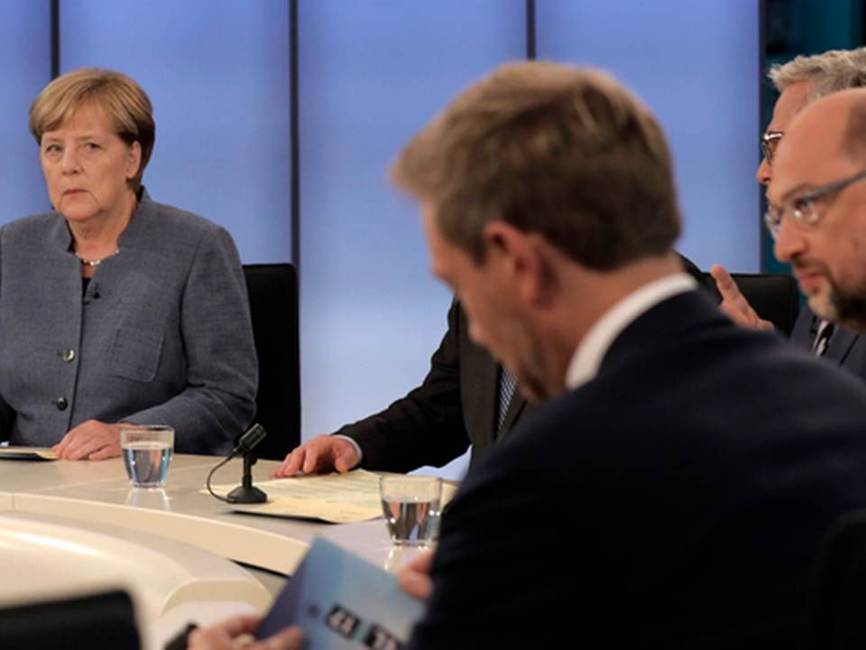 Angela Merkels (tv.) CDU/CSU-union gik 8,5 pct. tilbage ved det tyske valg, men ventes alligevel at forblive i regering. Ikke med SPD og Martin Schulz (th.) men snarere med Christian Lindners (im.) liberale FDP | Foto: /ritzau/AP/Gero Breloer