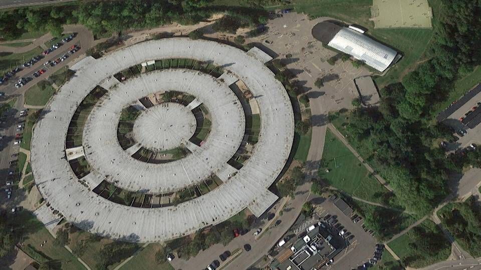 Cirkelhuset langs Helsingørmotorvejen ved Kokkedal og kommunegrænsen til Hørsholm. Over de næste år kan et butikscenter på 45.000 kvm med hotel og biograf skyde op på området. | Foto: Google Maps