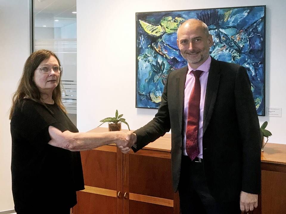 Nina Koch, direktør i Civilstyrelsen, og Simon Svarrer, adm. direktør i Schultz, giver hånd på aftalen. | Foto: PR