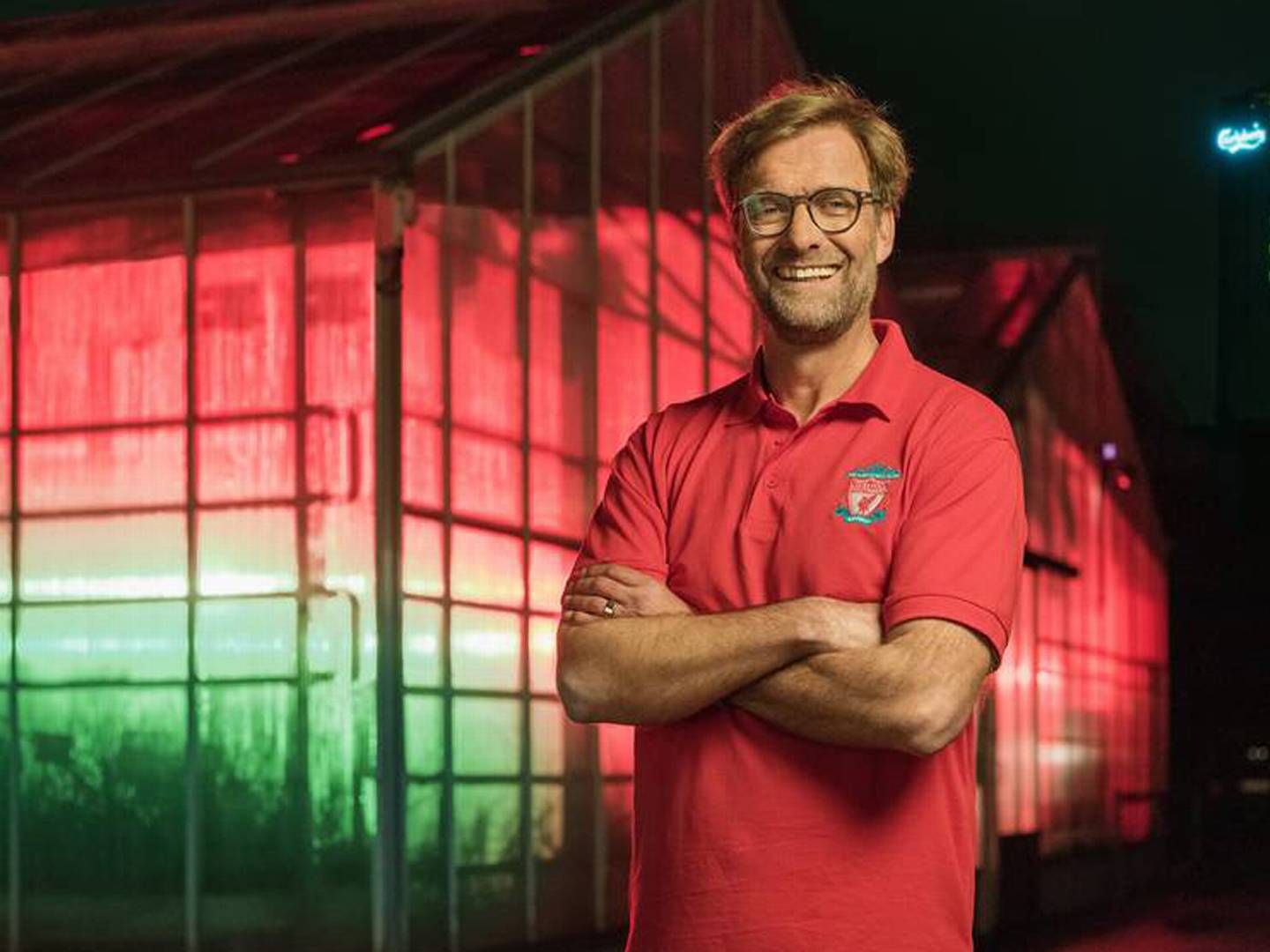 Liverpool manager Jürgen Klopp er her på besøg hos Carlsberg og står foran det drivhus, hvor humleplanterne er blevet udsat for 25 års Liverpool stemning i lyd og billede fra The Kop. Det er der kommet 40.000 øl ud af som deles ud til fodboldklubbens fans.