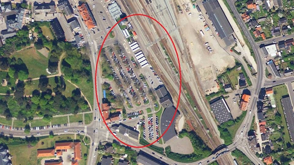 Byggeriet af Udlændingestyrelsens nye kontorhus skal ske på Posthusgrunden, der er placeret tæt på Næstved Station og i dag fungerer som parkeringsareal. | Foto: Cowi/Geodatastyrelsen