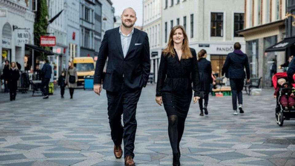 Sabine Gade, da hun i 2018 blev partner i La Cour & Lykke som hun nu forlader. Til venstre erhvervsdirektør og partner Kristian Hartmann. | Foto: PR / La Cour & Lykke