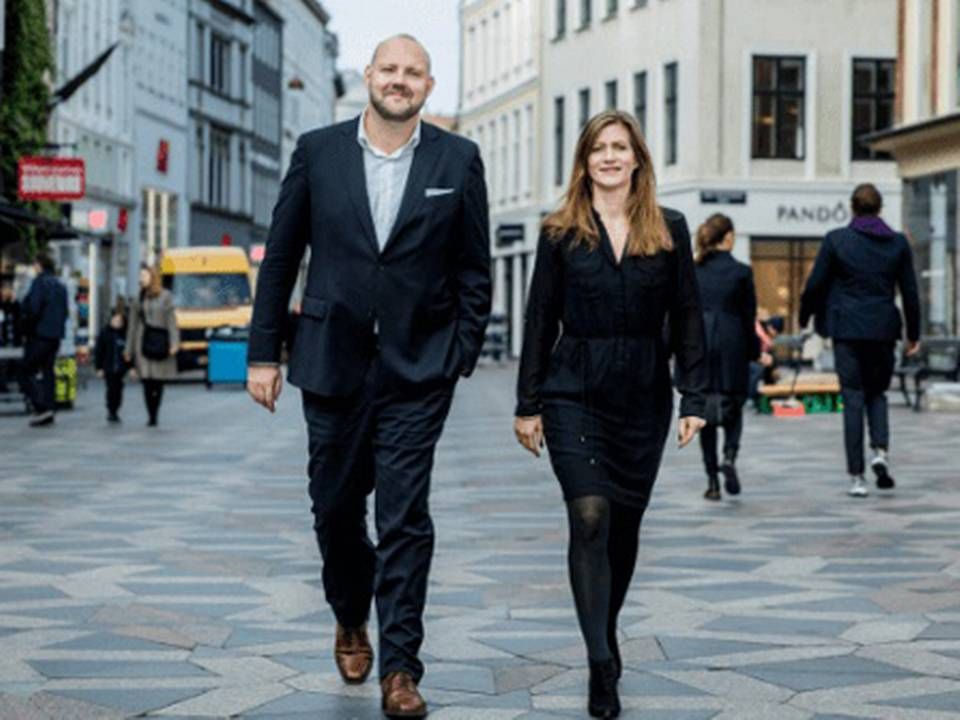 Sabine Gade, da hun i 2018 blev partner i La Cour & Lykke som hun nu forlader. Til venstre erhvervsdirektør og partner Kristian Hartmann. | Foto: PR / La Cour & Lykke