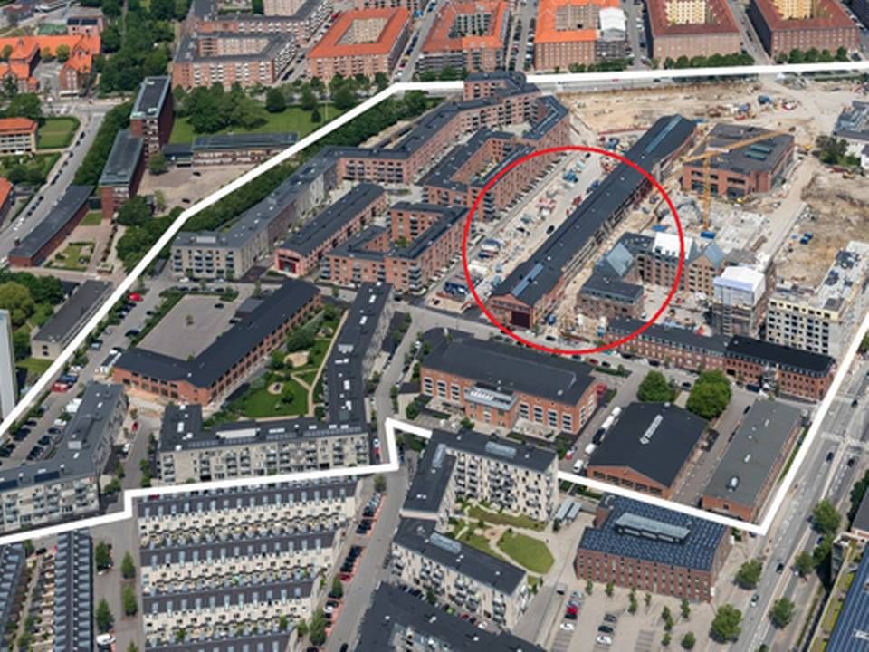 En oversigt over området Valby Maskinpark (markeret med hvid), som De Forenede Ejendomsselskaber er i gang med at udvikle og sælge løbende. Dette salg omfatter 66 boliger, der ligger i Montagehallen (markeret med rød). | Foto: PR