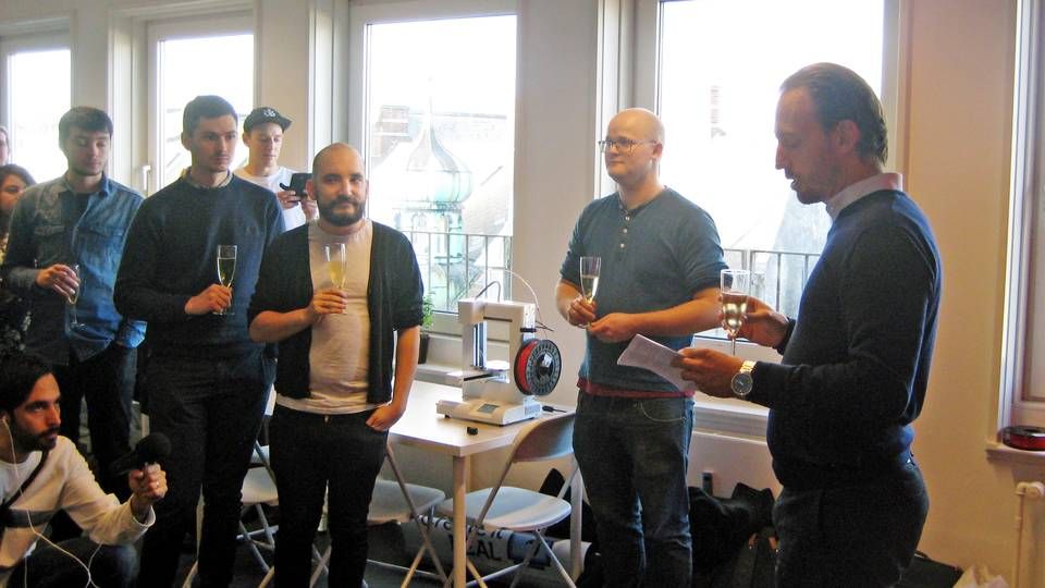 Marc Münzer holder tale ved fødselsdagsreceptionen for iværksætterfællesskabet Startupworks. Han har startet stedet sammen med Lisa Dalsgaard Bønsdorff. | Foto: Malte Oxvig