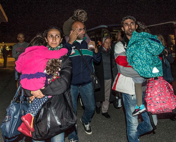 Debatten om smykkeloven blev ledsaget af billeder af flygtninge, der kom bærende med deres eneste ejendele. Men var debatten ordentlig? Foto: Per Rasmussen/Ritzau Scanpix