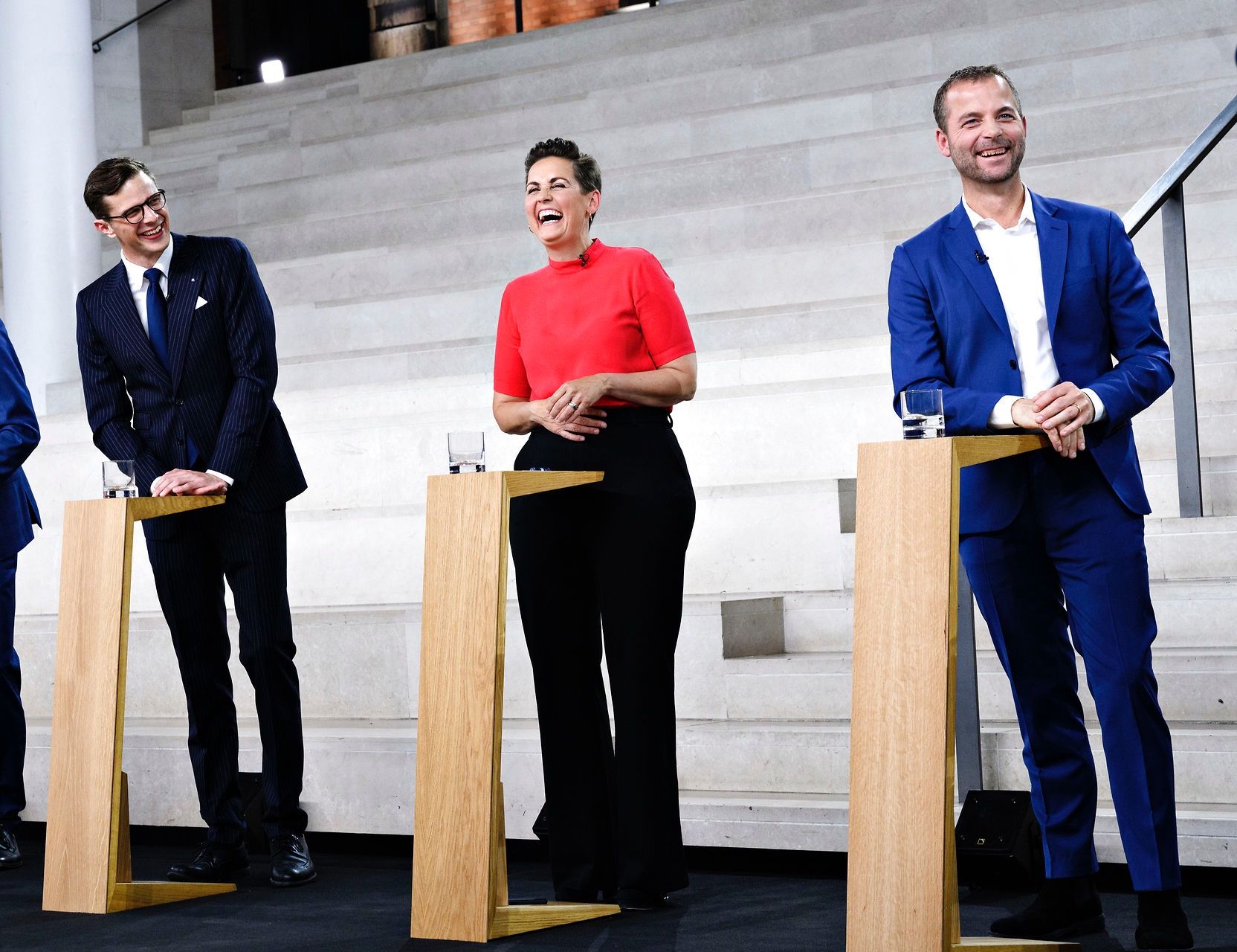 Det er godt, at de danske politikere kan hygge sig med hinanden. Men blev gårsdagens debat for hyggelig seriøsiteten af situationen taget i betragtning? (Foto: Philip Davali/Ritzau Scanpix).