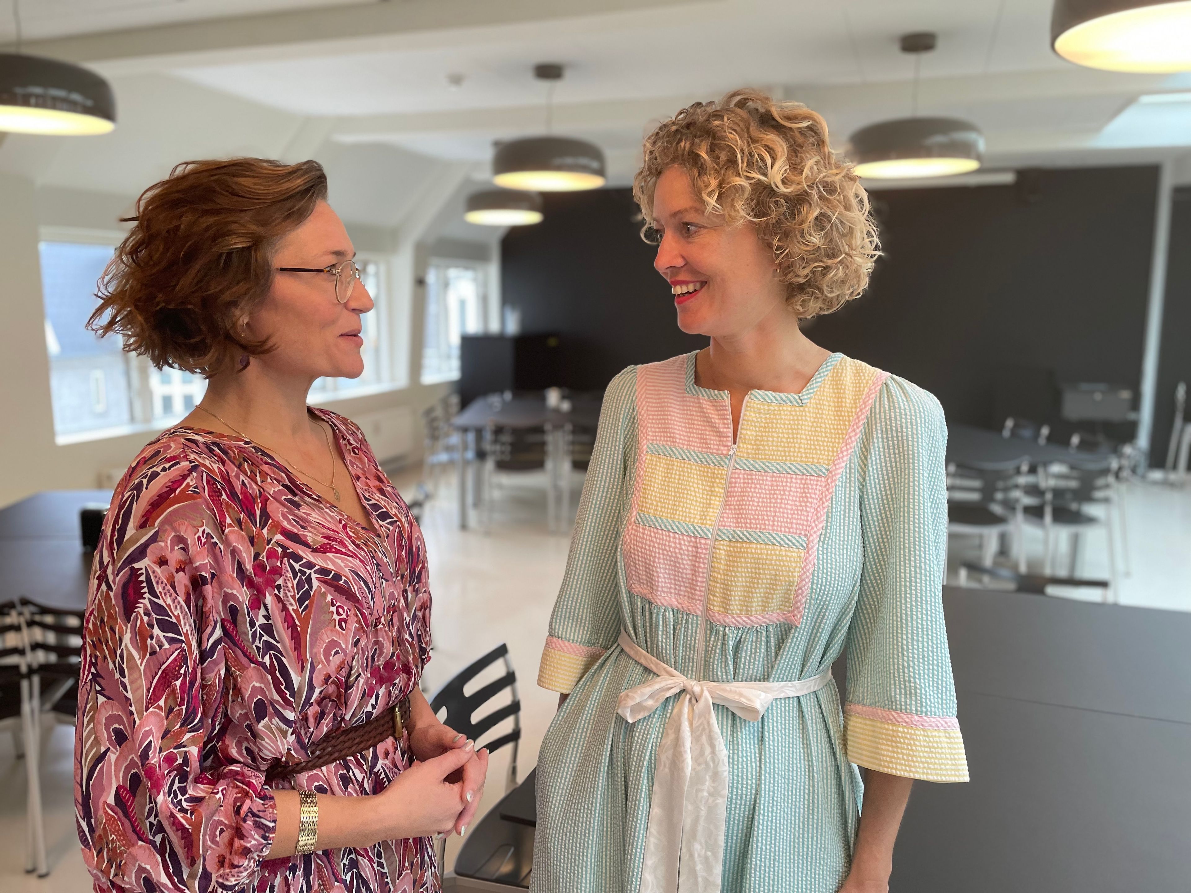 Mia Wagner og Astrid Haug i samtale ved fredagens K-Boost, der blev til i samarbejde mellem Kforum og Mynewsdesk.