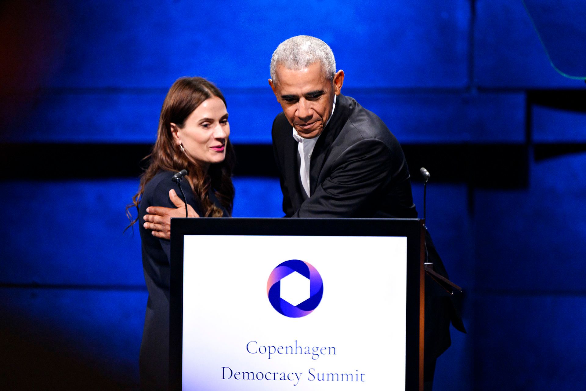 CanopyLABs direktør og medstifter, Sahra-Josephine Hjorth, introducerer Obama til Copenhagen Democracy Summit i juni i år. Imens lå årsregnskabet for hendes virksomhed, der også er hendes adgangsbillet til talerstolen, og ventede på at blive revideret og indsendt til Erhvervsstyrelsen. Det blev årsregnskabet dog først, da selskabet allerede var sendt til tvangsopløsning, og da viste det ifølge Berlingske og Ekstra Bladet en mistet egenkapital, stort underskud og en række lovbrud. Foto: Philip Davali/Ritzau Scanpix