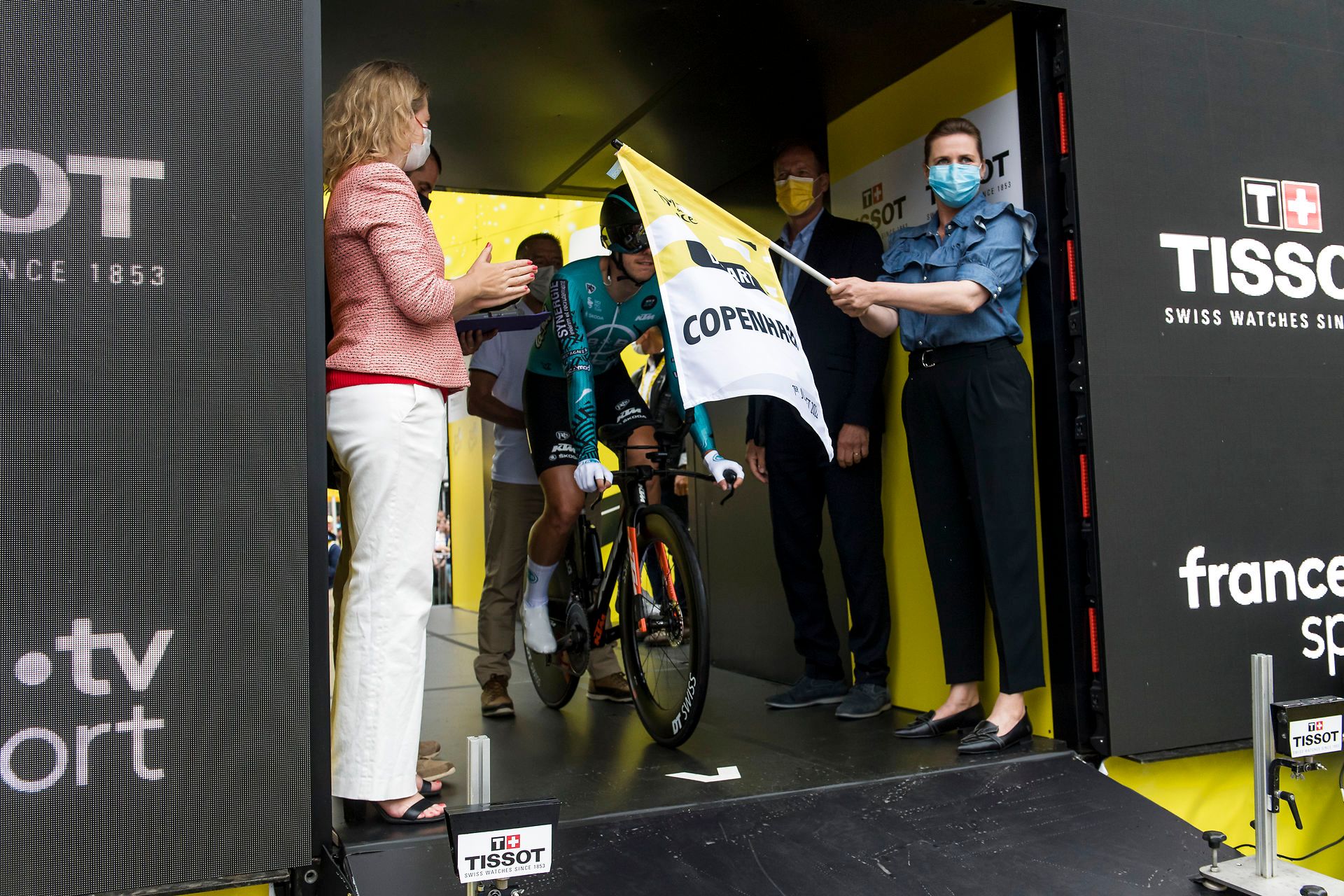 Mette Frederiksen og hendes ministre havde ingen gode svar på, hvorfor de ikke støtter en advokatundersøgelse. Og så var der Tour de France-start. Foto: Jokum Tord Larsen/Ritzau Scanpix