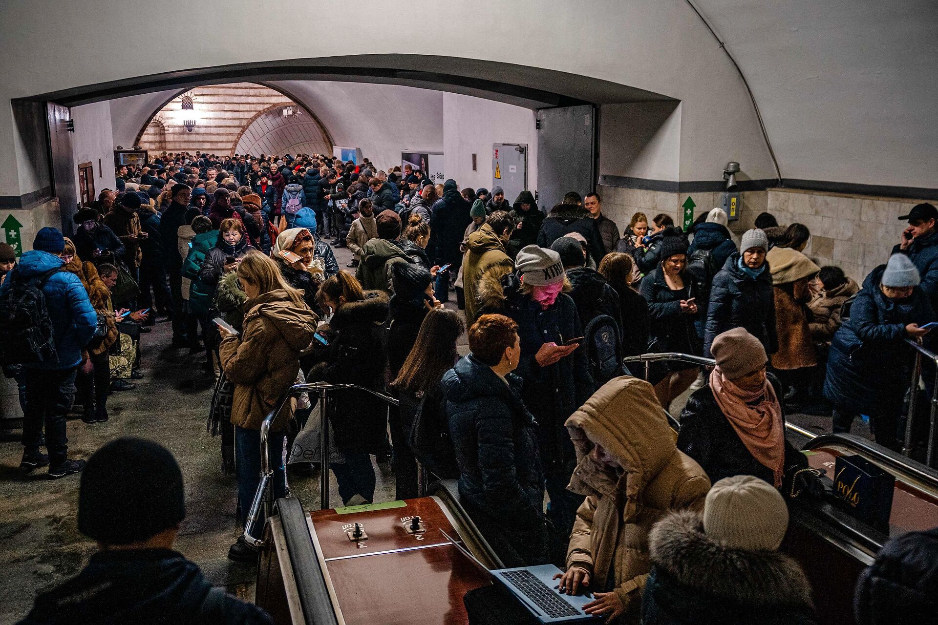 Navnet på den ukrainske hovedstad er kåret til årets ord. På billedet har indbyggere søgt tilflugt på en metrostation under en luftalarm. Foto: Dimitar Dilkoff/AFP/Ritzau Scanpix
