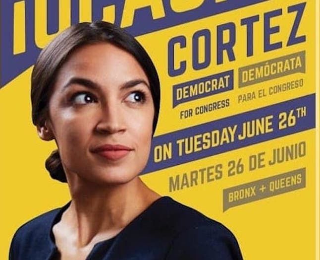 Alexandria Ocasio-Cortez er på alle parametre et wildcard. Alligevel slog hun partifællen Joe Crowley med 57.5 mod 42.5 procent og er blevet det nye håb for demokraterne.