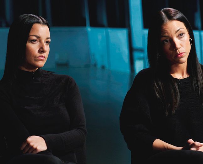 Samina og Jamilla er klædt i passende sort, interviewets sinistre baggrund taget i betragtning. Foto: Discovery Networks Denmark / Ritzau Scanpix