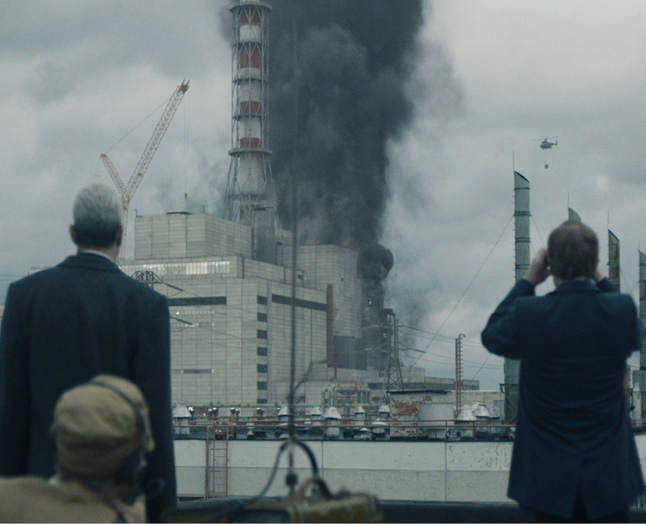 100 meter væk fra reaktoren er radioaktivitetsniveauet stadig som 400 Hiroshima-atombomber. Strålingen gennemtrænger alt, katastrofen er total. Tjernobyl var uden sammenligning Jordens farligste sted at opholde sig. Foto: HBO Nordic.