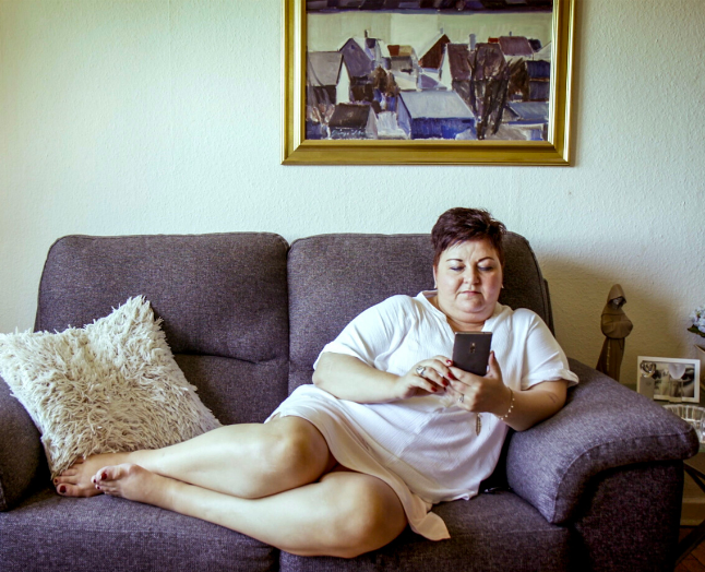 DR3-miniserie om modne kvinder og yngre mænd, der er tiltrukket af hinanden, viser, at vores snævre kønsroller og seksualnormer lever i bedste velgående. Her 47-årige Tina i sin sofa. Foto: DR