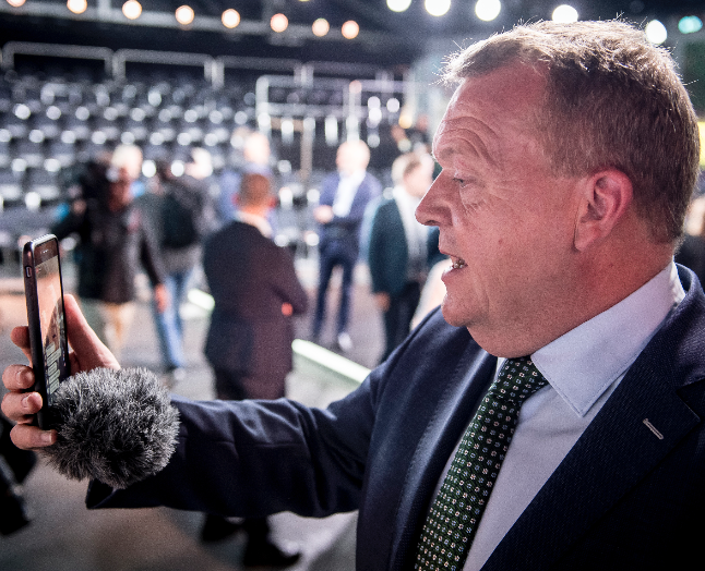 Lars Løkke Rasmussen er den mest likede politiker i Danmark. Her livestreamer han på Facebook efter en debat med Mette Frederiksen under valgkampen. (Mads Claus Rasmussen/Ritzau Scanpix)