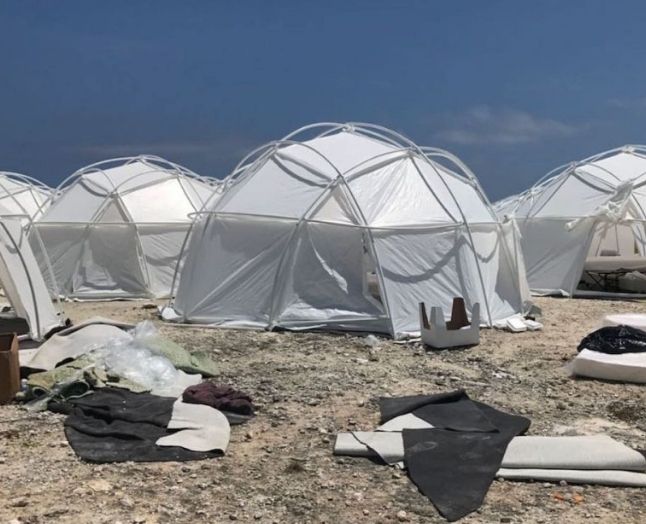 Billeder af de "luksuriøse" faciliteter, da gæsterne ankom. Det viste sig at være telte, der var beregnet til nødhjælp efter orkanen Matthew.