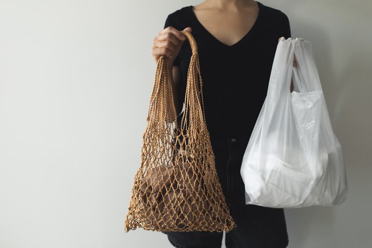 Det er skamfuldt, hvis du køber en plastpose i supermarkedet. Det gode menneske husker sit stofnet. Foto: Getty Images.