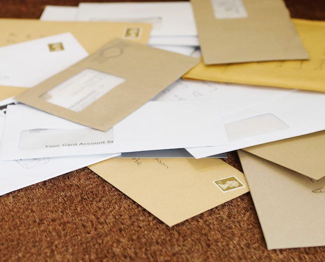Er det ikke mystisk, at et digitalt kommunalt brev, der bliver sendt via e-mail, ligner et brev, der kan foldes på midten, så det passer i en gammel rudekuvert? Billede: Getty Images.