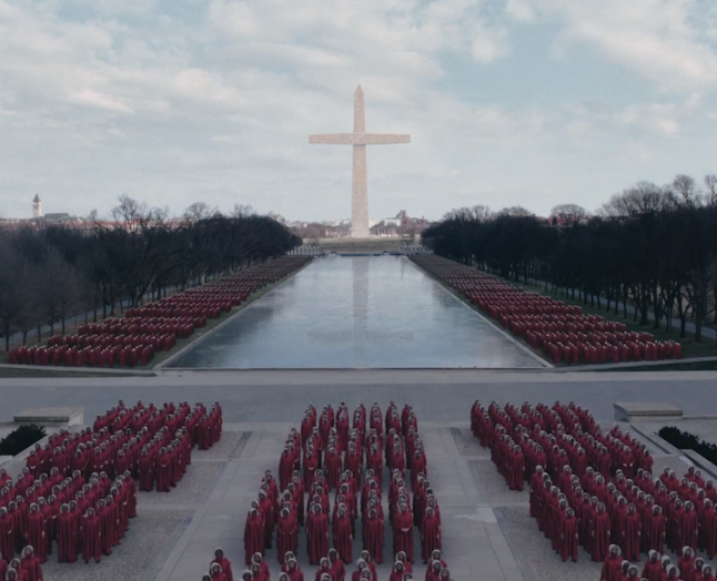 Det ikoniske Washington-monument bliver i Atwoods dystopiske univers også iklædt den religiøse fanatismes totalitære form. Mennesker, kultur og natur er alle gidsler i rædselsregimet. Foto: HBO.