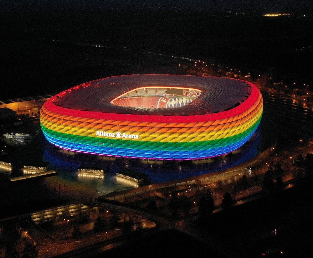 Det hele begyndte, da byrådet i München fik afslag på en anmodning om at oplyse et fodboldstadion i byen i regnbuens farver under EM-kampen mellem Ungarn og Tyskland... Foto: Getty