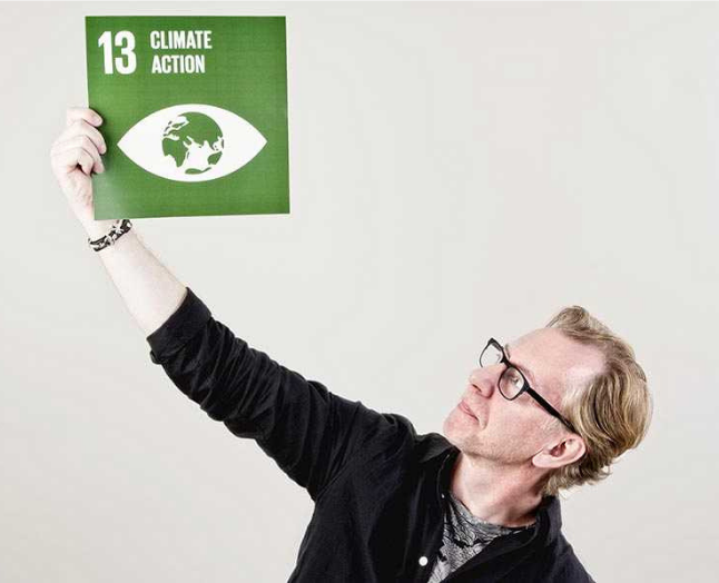Den svenske designer Jakob Trollbäck er manden bag designet af FN’s 17 verdensmål. Et sjældent succesrigt design, som har vækket milliarder af mennesker til kampen for en bedre og mere bæredygtig verden. Mød ham til vores konference KOM19, og hør om designet, som vækkede en hel verden. Foto: Trollbäck Company.