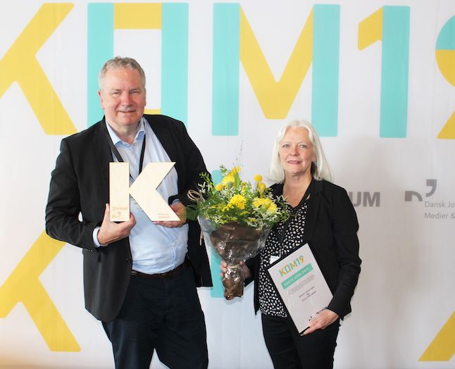 Professor Winni Johansen og professor Finn Frandsen modtager her årets KOM-pris. Der er blot at sige respekt herfra og så fortjent.