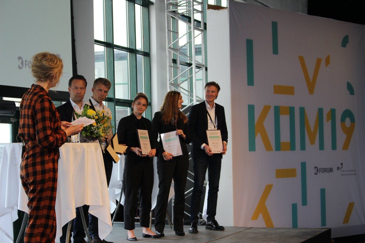 Anna Rørbæk overrakte Kampagneprisen 2019 til Carlsberg og bureaupartnerne for deres arbejde med kommunikationen omkring lanceringen af bryggeriets bæredygtige Snap Pack.