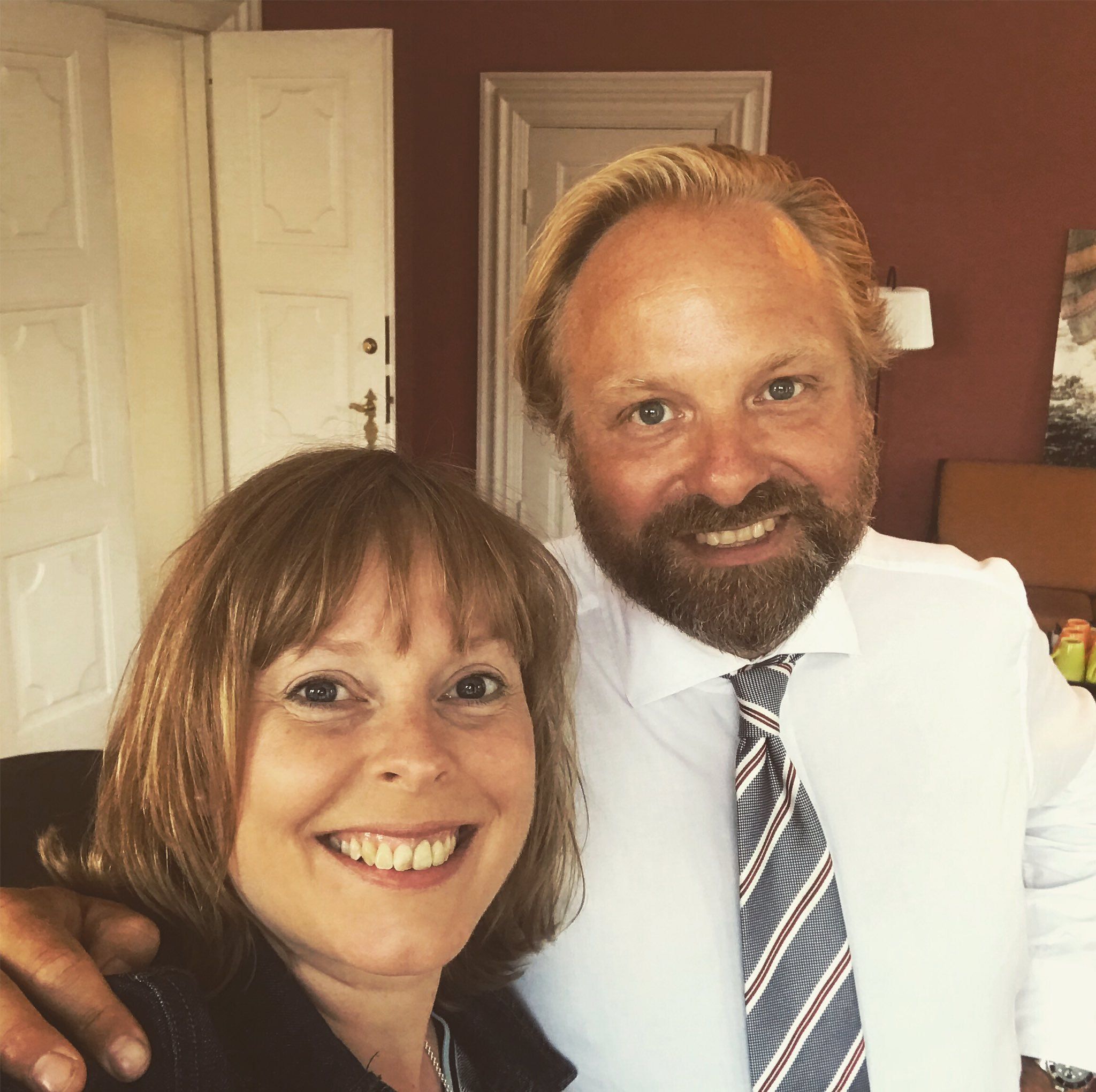 Den nye kulturminister, Joy Mogensen, med sin nye spindoktor, Kasper Fogh; en politiske begavelse af de få. Excellent choice. Foto: Kasper Foghs Twitter.
