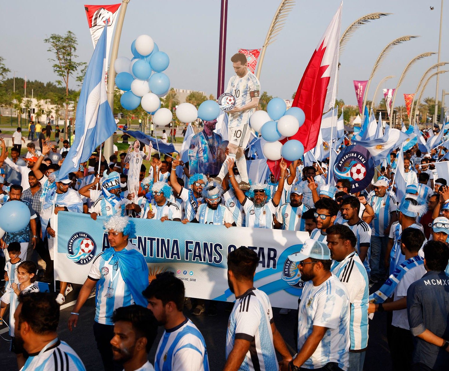 Argentinske fans i Qatar, der blev anklaget for at være betalte statister fra lande som Indien. Foto: John Sibley