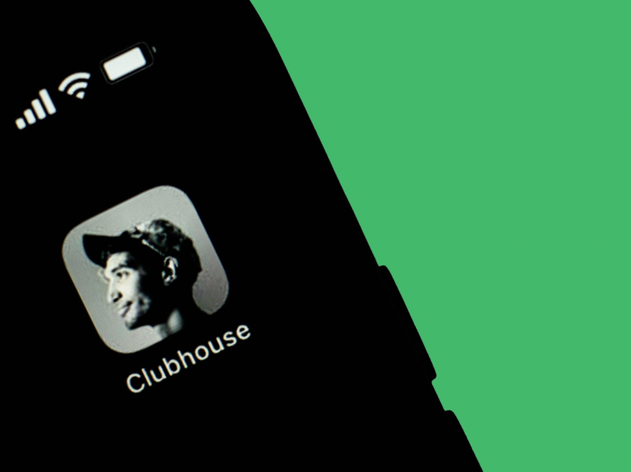 Clubhouse er appen, som stormer frem lige nu. En slags 0059 møder mobil first podcast generation. Illustration: Kforum/Getty.