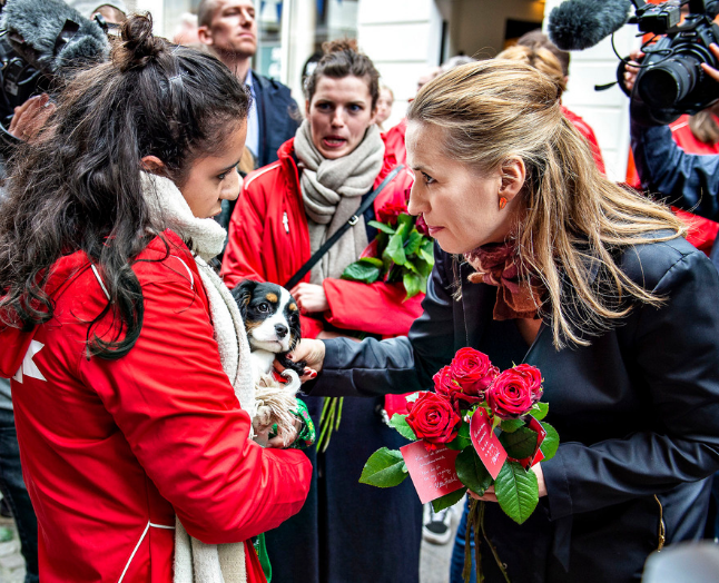 Socialdemokratiet mødte danskerne på gader og stræder med deres ikoniske roser under hele valgkampen. Mette Frederiksen høstede også 43.489 personlige stemmer og blev dermed valgets største stemmesluger. Foto: Henning Bagger / Ritzau Scanpix.