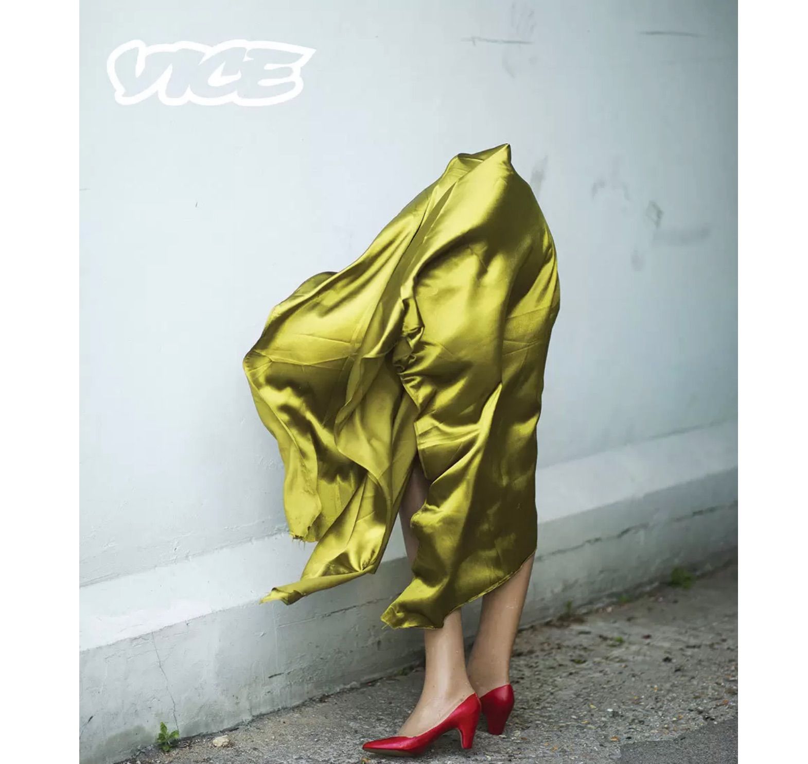 Vice blev en skør skør verden blandet med Ugens Rapport iført en uddateret Ramones-T-shirt for tilflyttere fra provinsen … men også en politisk ukorrekt fuckfinger, der føltes mere virkelig end støvede, snakkende hoveder og livsstilseksperter i mainstream-medierne. Foto: Cover fra VICE magazine's May issue 2016 af Annie Collinge