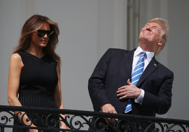Her kigger Trump direkte på solen under en solformørkelse.