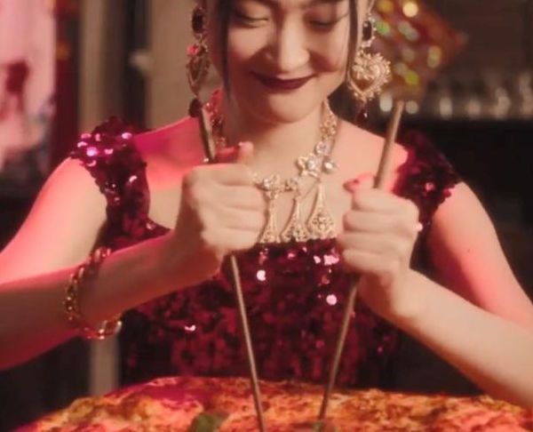 En kinesisk model prøver ihærdigt at spise pizza med spisepinde, og det går naturligvis ikke særlig godt. Dolce&Gabbanas nye reklame for deres store kinesiske modeshow har vakt vrede hos kineserne, og det kan koste dyrt for modehuset. Men hvordan har krisekommunikationen været?