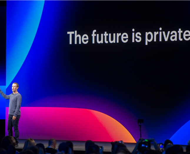 På F8, Facebooks årlige udviklerkonference, fremlagde CEO Mark Zuckerberg den nye strategi for det sociale medie: "The Future of Facebook is Private". Den seneste tids afsløringer af Facebooks omfattende indsamling af brugerdata har medført et knæk i tilliden, hvilket Zuckerberg og co. nu forsøger at rette op på. Men bider brugerne på af den grund? Foto: Yichuan Cao / RitzauScanpix.