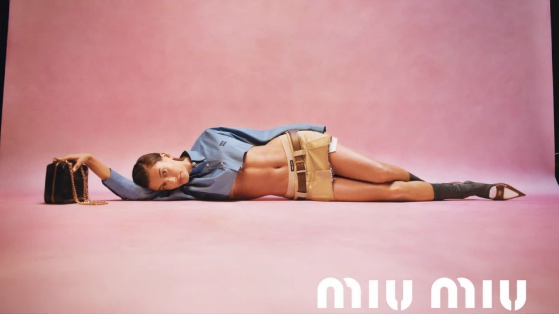 Er vores besættelse af Miu Mius mikro-skirt og croptop et udtryk for mangel på sex? Her Hailey Bieber i Miu Miu-sættet. Illustration: Miu Miu