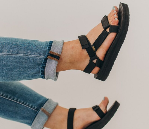 Hvordan er Teva-sandaler gennem branding gået fra at være en spejder-sko til en influencer favorit?