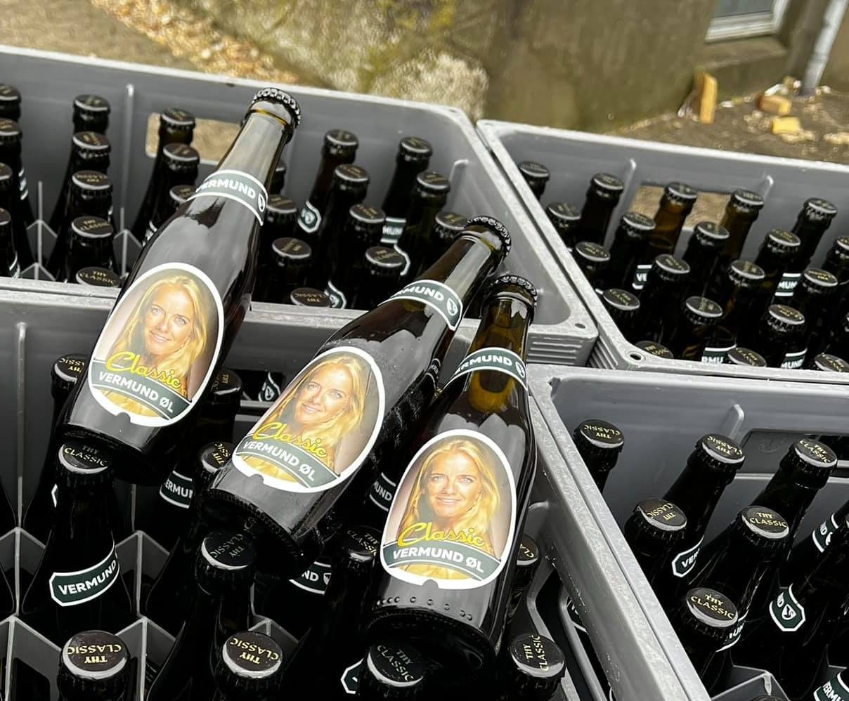 I weekenden blev der skabt røre, da Brian Nielsen, kommunalpolitiker i Thisted Kommune, delte et Facebookopslag, hvor han fremviste sin leverance af Vermund-øl. Foto: Brian Nielsen