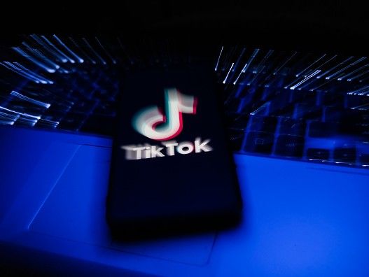 Når TikTok er bedst, er det en kreativ community-platform. Når det til gengæld er værst, er det en tidsrøvende app, der smelter vores koncentrationsevner. Hvor stort er TikTok blevet, og hvordan gør de det? Foto: Getty Images.