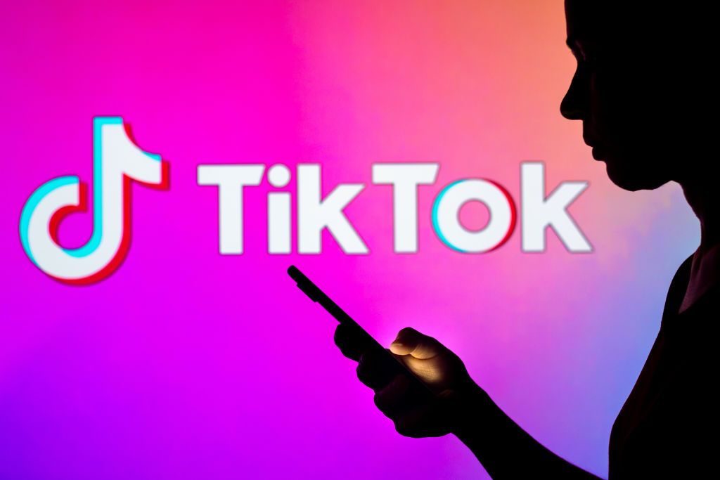 Nye udtryk og trends udvikler sig hurtigt på TikTok, og det kan være svært at følge med. Her kommer der alligevel et lille indblik i, hvad der blandt andet sker på appen lige nu. Illustration: Getty